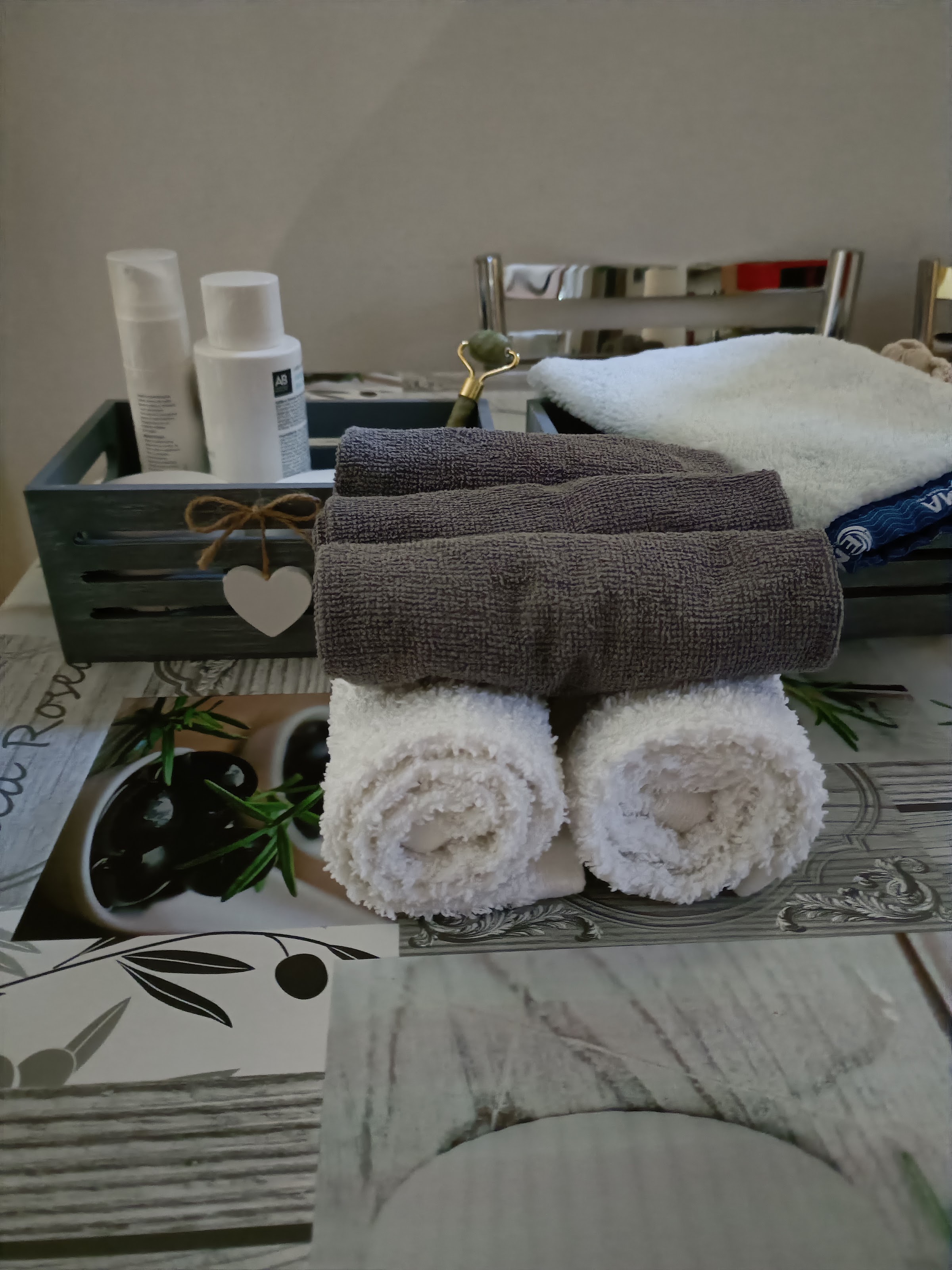 Lettino preparato con asciugamani nello studio Holistic Home