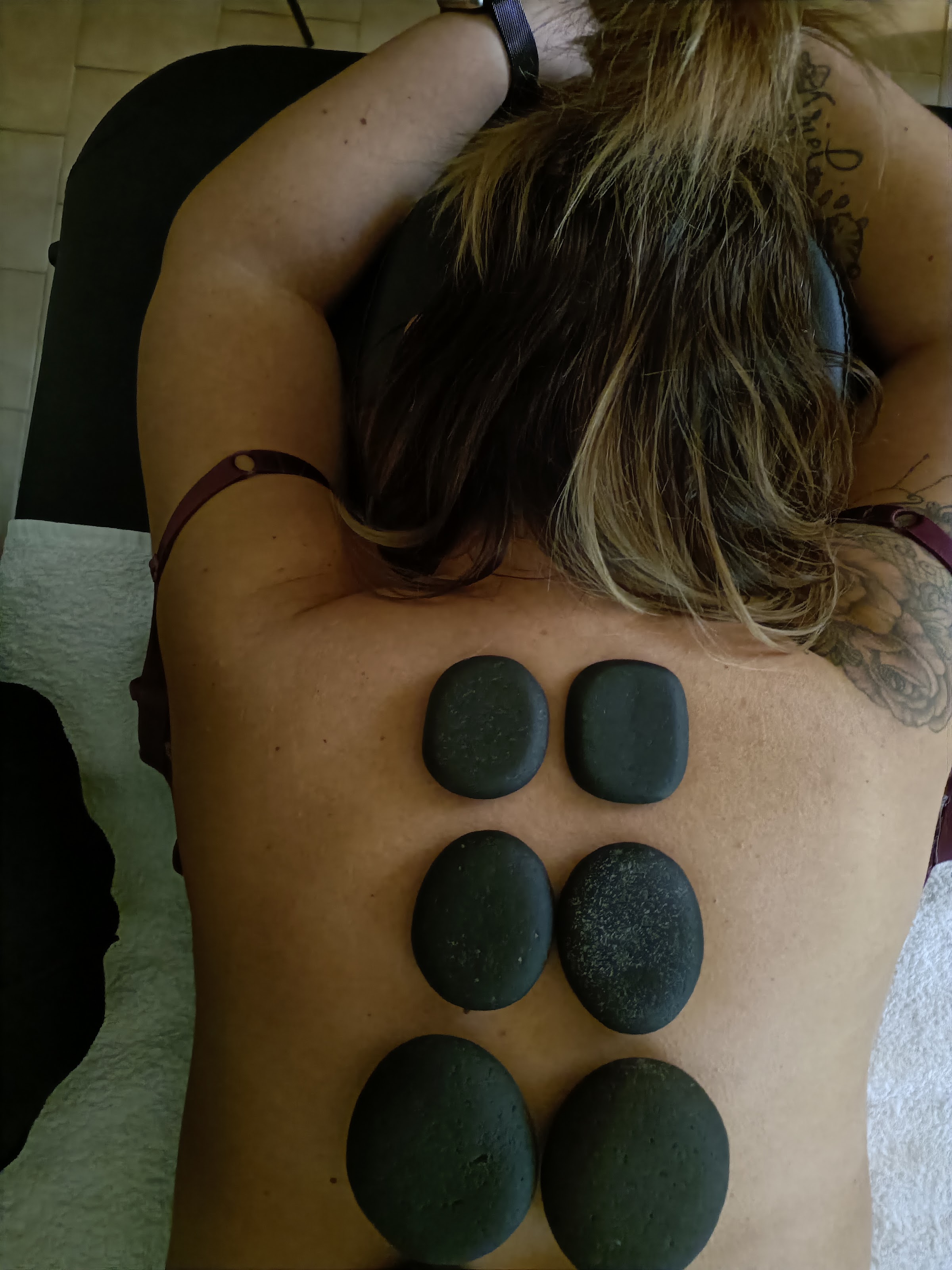 Trattamento con pietre calde presso Holistic Home